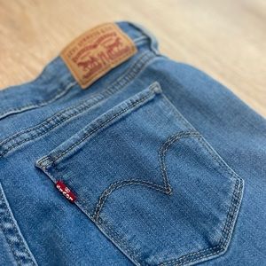 Levi 711 skinny jeans. Size 28